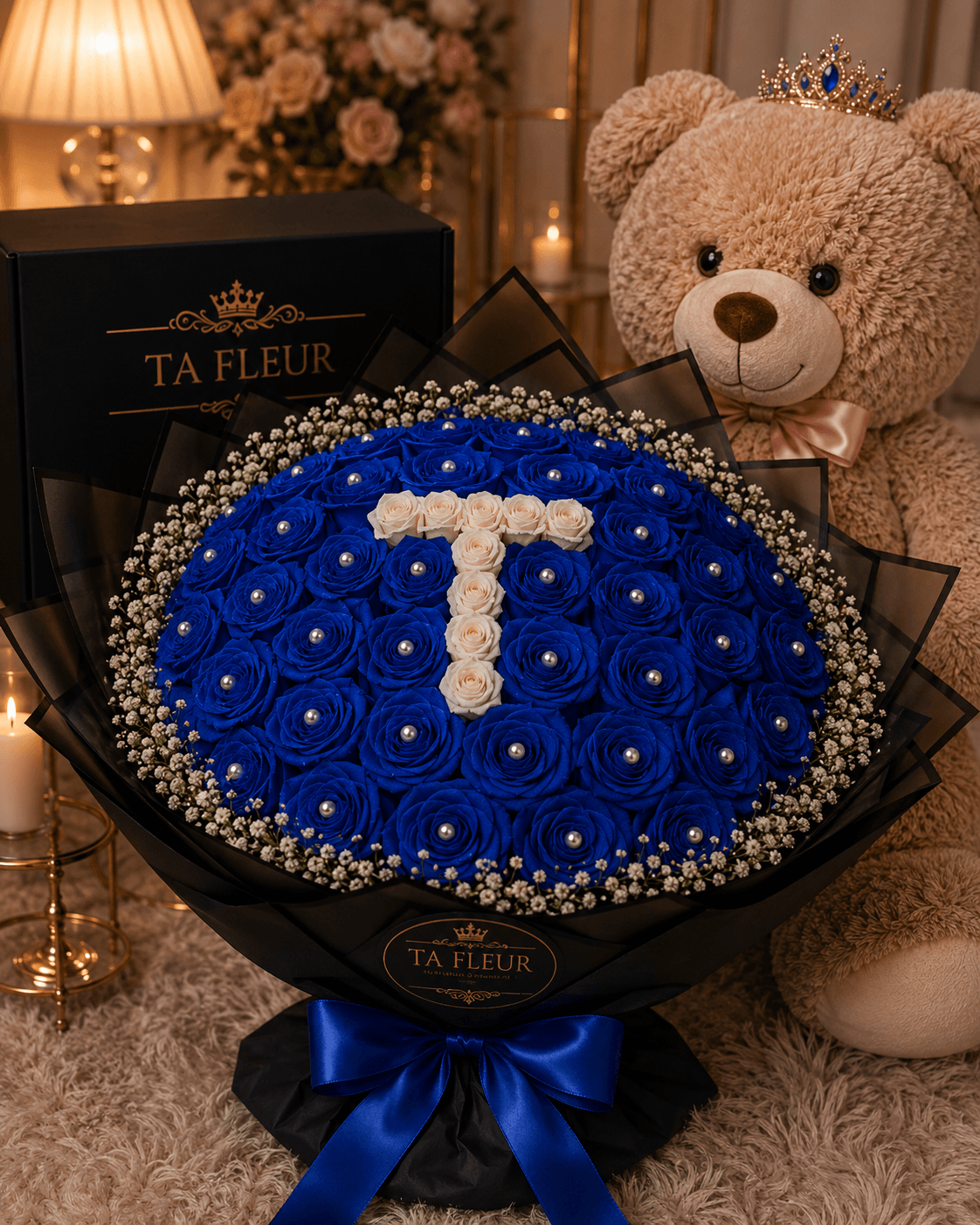 Bouquet de roses bleu royal avec lettre T en roses blanches, perles et ruban saphir TA FLEUR