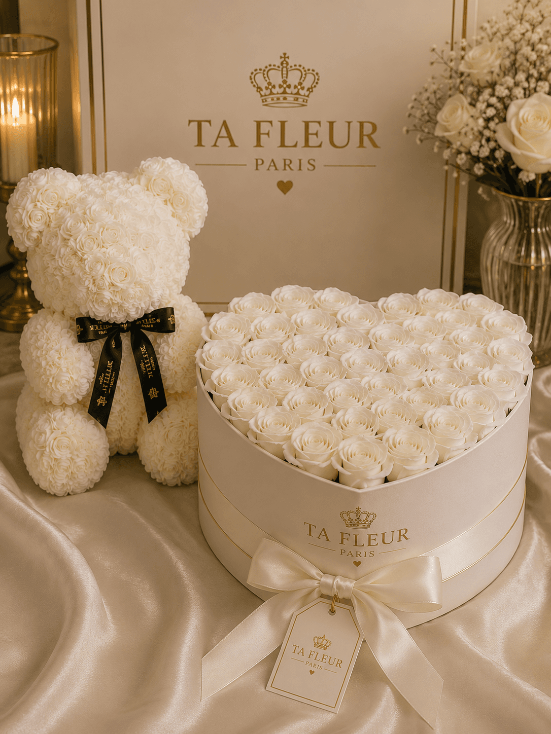 Coffret blanc TA FLEUR avec cœur de roses blanches immaculées et nounours en mousse, ambiance ivoire et dorée