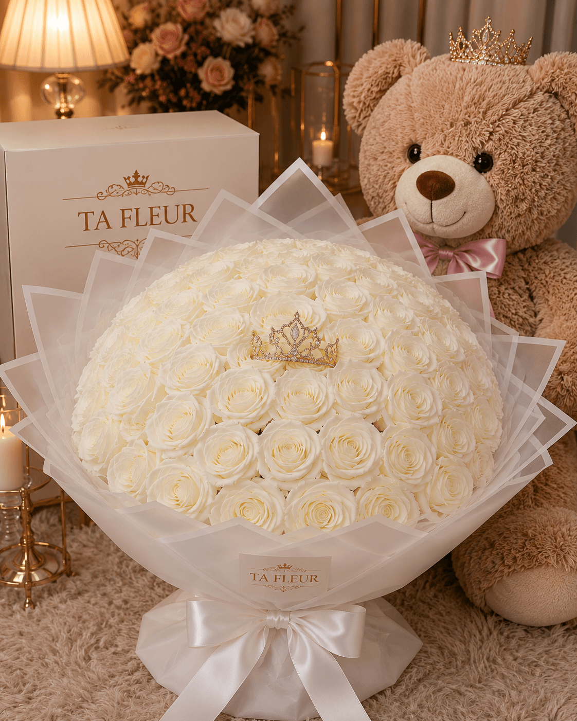 Bouquet de roses blanches pures avec tiara dorée, tulle nacré et ruban blanc TA FLEUR