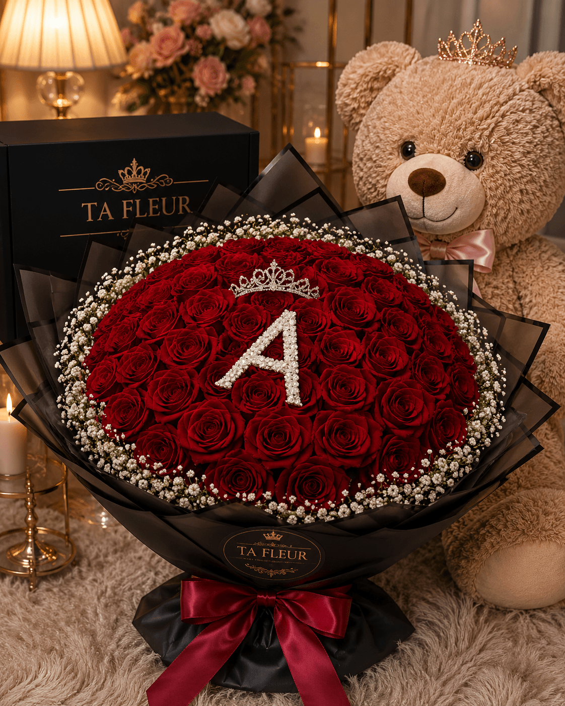 Bouquet de roses rouge profond avec lettre diamant, tiara et ruban bordeaux TA FLEUR